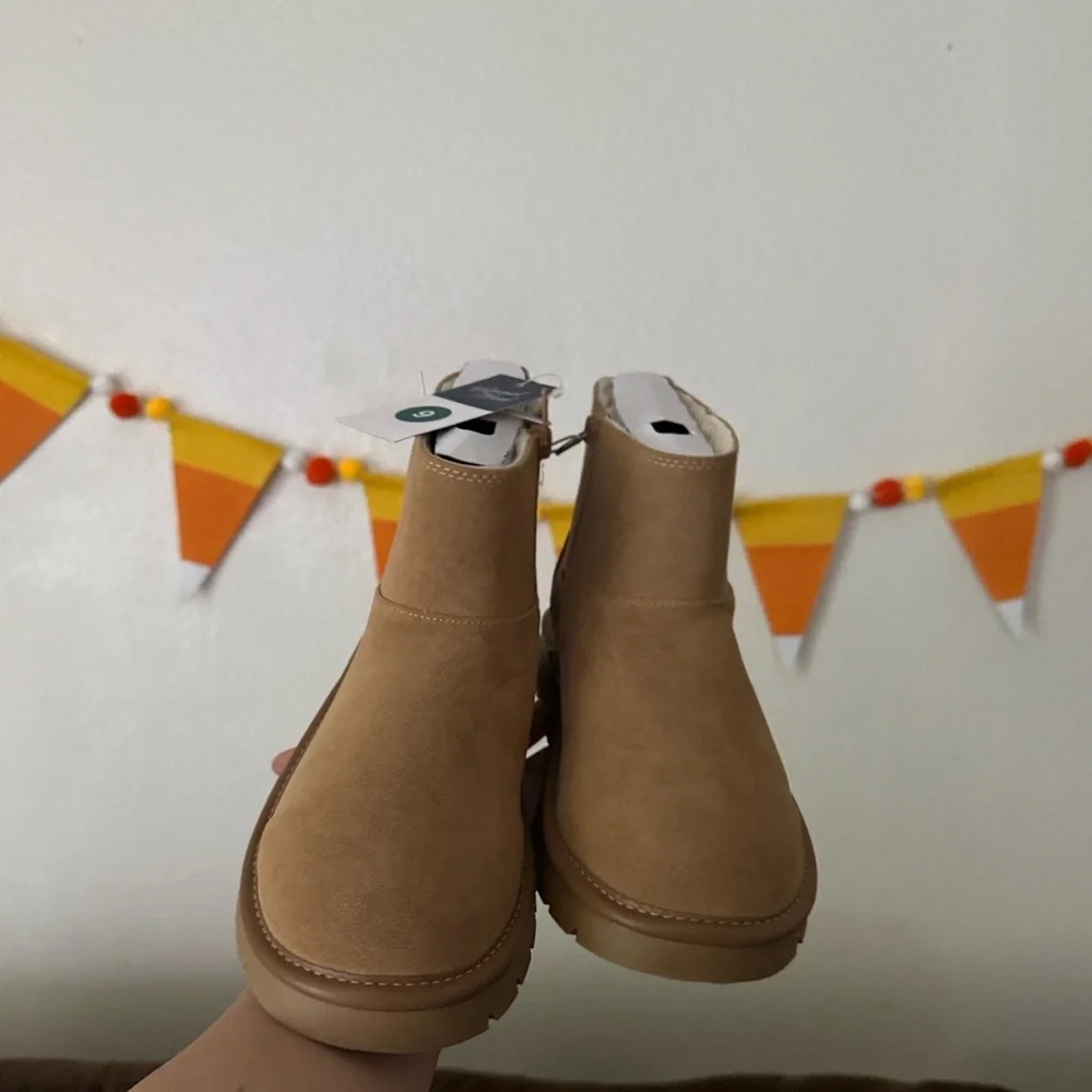 Universal Thread Women’s May Tan Suede  Boots with Memory Foam Insole . Size 9